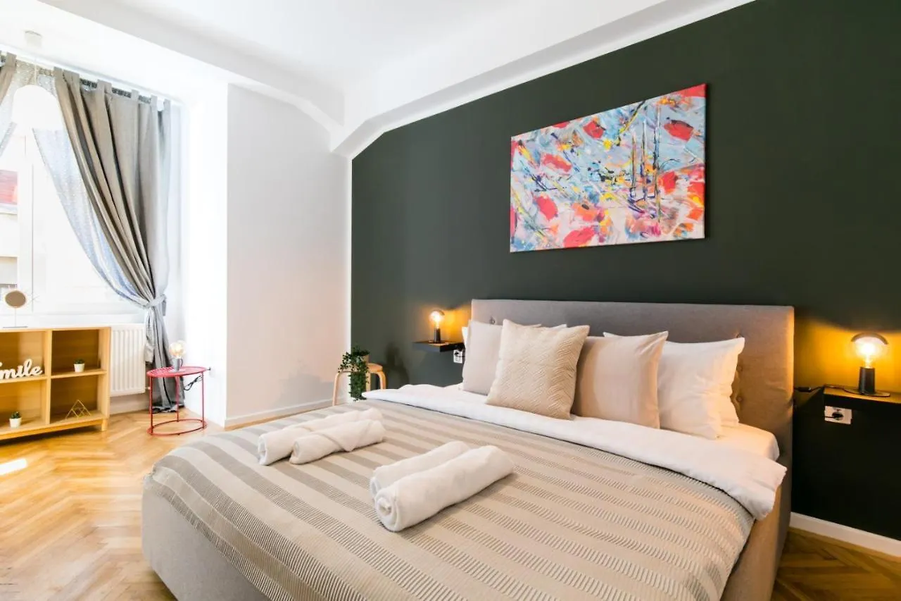 The Sunny Homelike & Central Apartment Str 42B Bükreş 0*,  Romanya