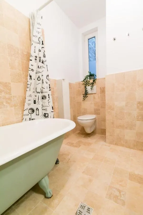 The Sunny Homelike & Central Apartment Str 42B Bükreş