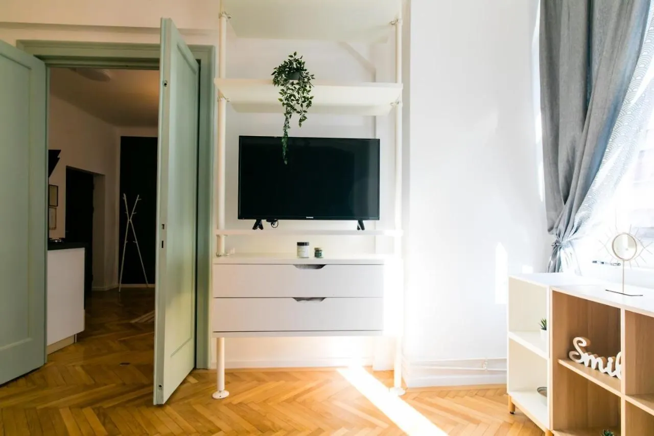 The Sunny Homelike & Central Apartment Str 42B Bucharest