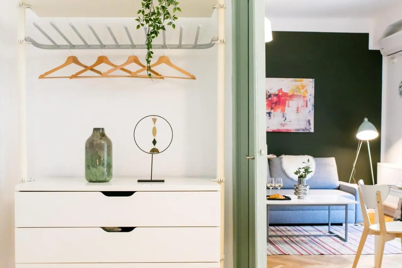 The Sunny Homelike & Central Apartment Str 42B Bükreş