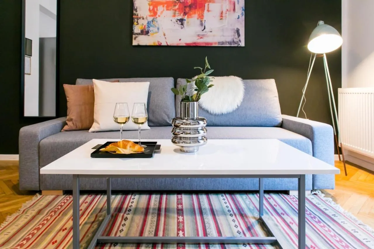 The Sunny Homelike & Central Apartment Str 42B Bükreş