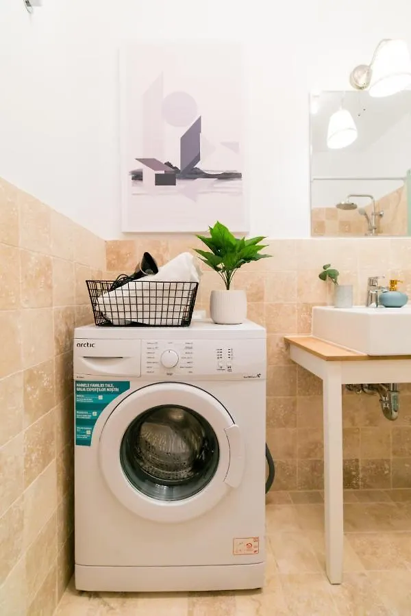 The Sunny Homelike & Central Apartment Str 42B Bucharest