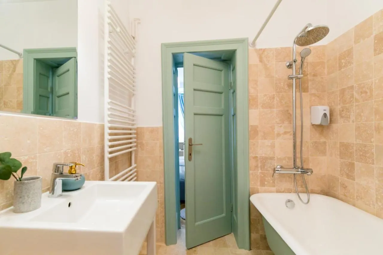 The Sunny Homelike & Central Apartment Str 42B Bükreş 0*,  Romanya